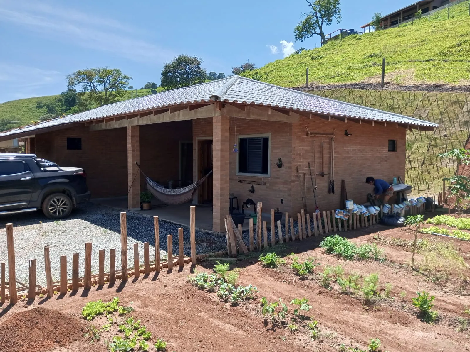 Casa térrea de tijolo ecológico com varanda, obra entregue